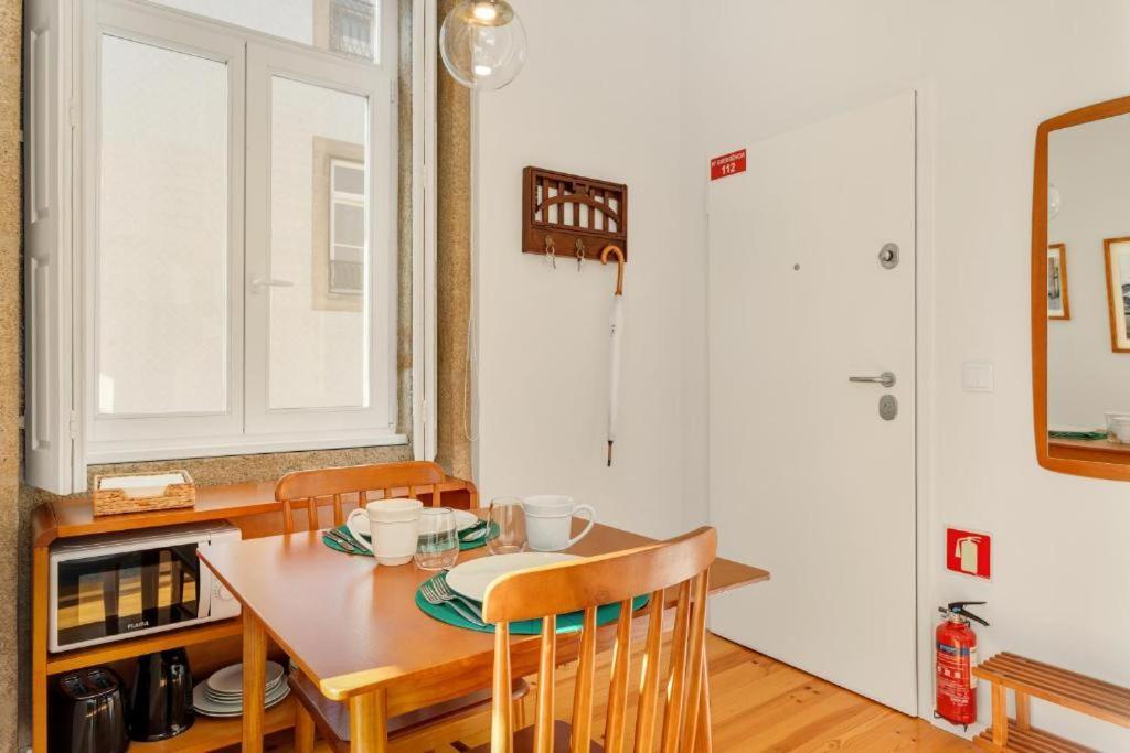 Host Wise - Lovely Shinny Flats With Balcony - Clerigos 포르투 객실 사진