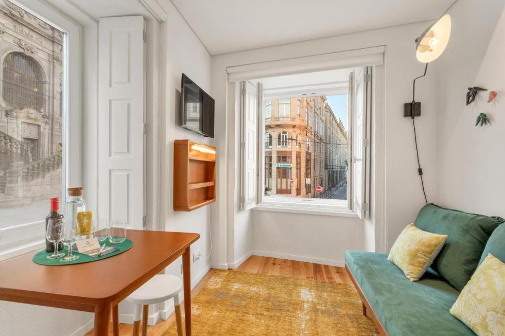 Host Wise - Lovely Shinny Flats With Balcony - Clerigos 포르투 객실 사진